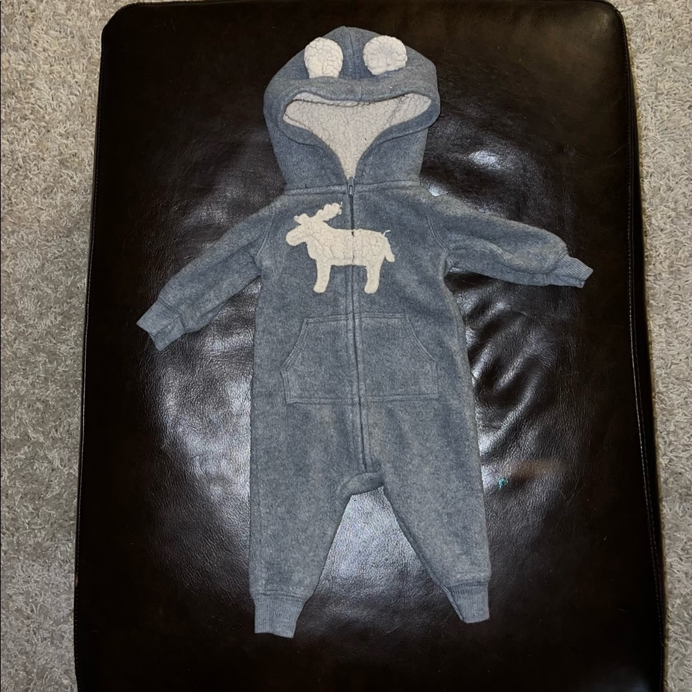 Warm and cozy gender neutral one piece outfit! Size 3 months